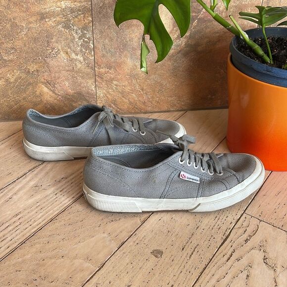 Superga Women's 2750 Classic Lace-up Canvas Sneaker
Size EU39.5 US7 - Picture 5 of 15